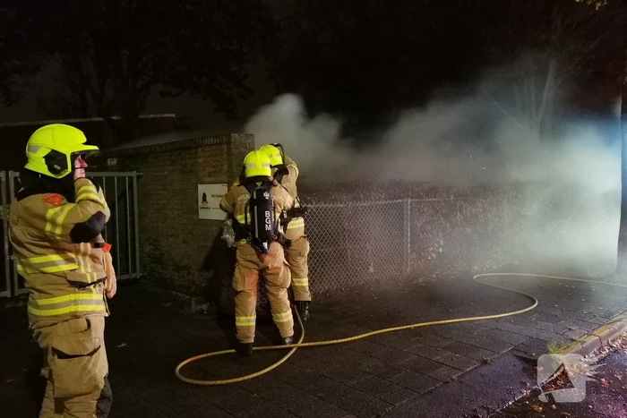 Container in brand op schoolplein