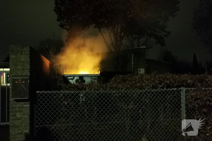 Container in brand op schoolplein