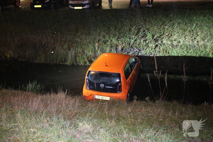 Personenauto belandt in ondiepe sloot