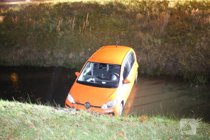 Personenauto belandt in ondiepe sloot