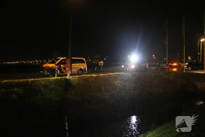 Personenauto belandt in ondiepe sloot