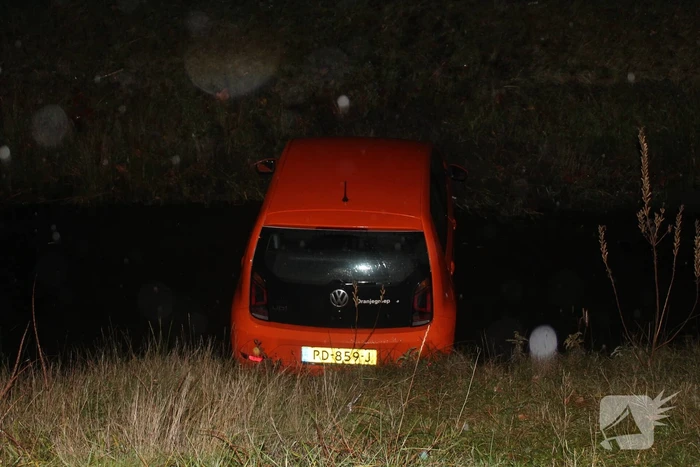 Personenauto belandt in ondiepe sloot