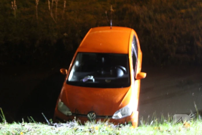 Personenauto belandt in ondiepe sloot