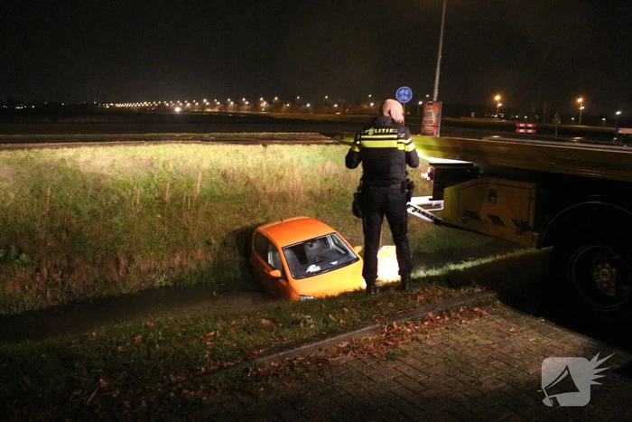 Personenauto belandt in ondiepe sloot