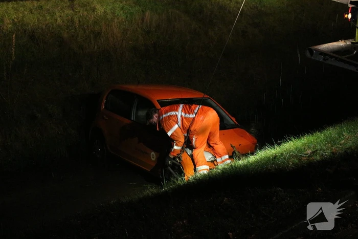 Personenauto belandt in ondiepe sloot