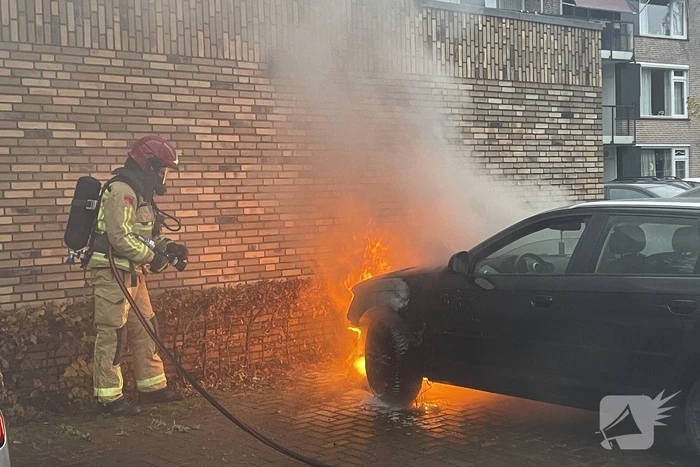 Auto al rijdend in brand gevlogen