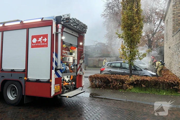 Auto al rijdend in brand gevlogen