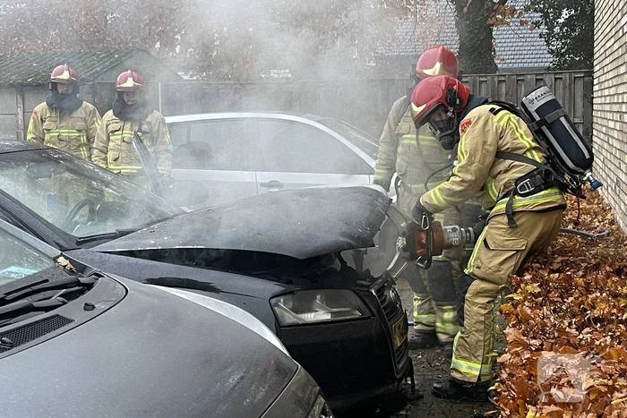 Auto al rijdend in brand gevlogen