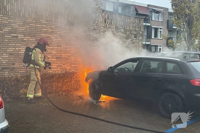 Auto al rijdend in brand gevlogen