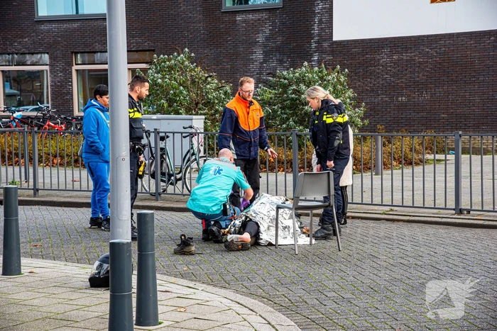 Scooterrijder schrikt en valt