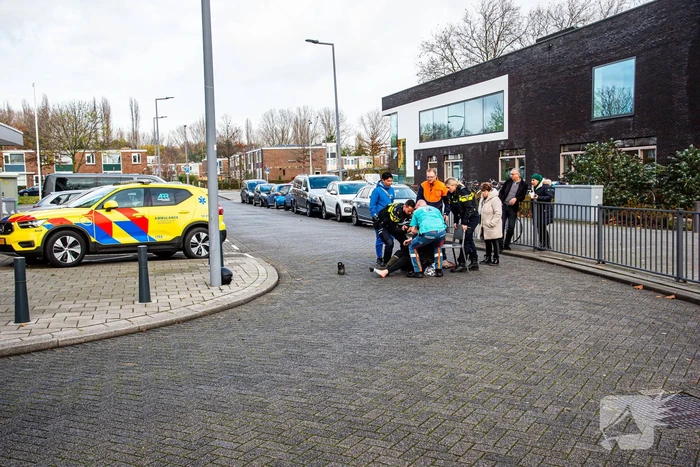 Scooterrijder schrikt en valt