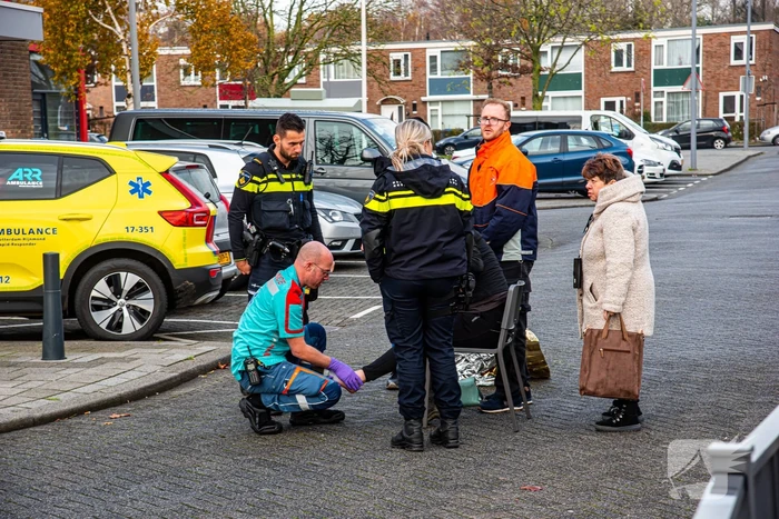 Scooterrijder schrikt en valt