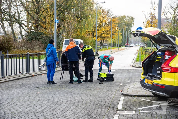 Scooterrijder schrikt en valt