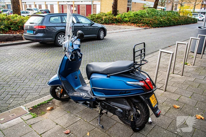 Scooterrijder schrikt en valt