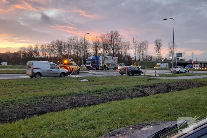 Flinke file door botsing tussen twee voertuigen