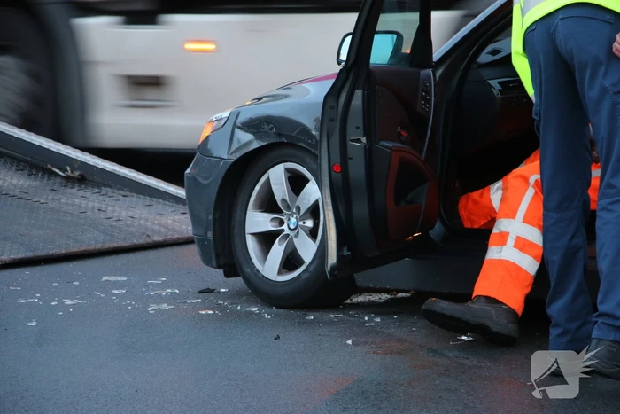 Flinke file door botsing tussen twee voertuigen