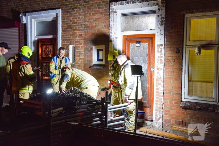 Flinke gaslekkage in voortuin van woning