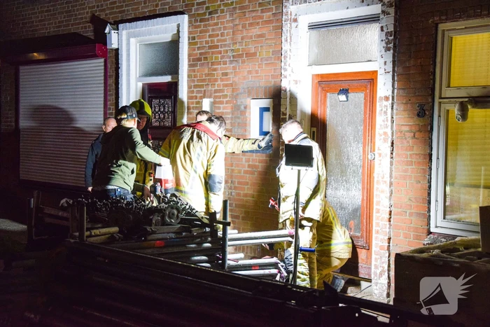 Flinke gaslekkage in voortuin van woning