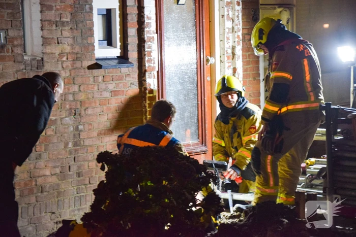 Flinke gaslekkage in voortuin van woning