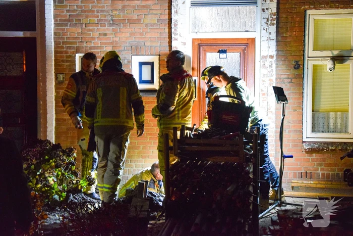 Flinke gaslekkage in voortuin van woning