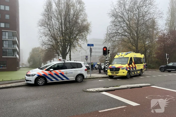 Scooterbestuurder botst hard tegen zijkant auto