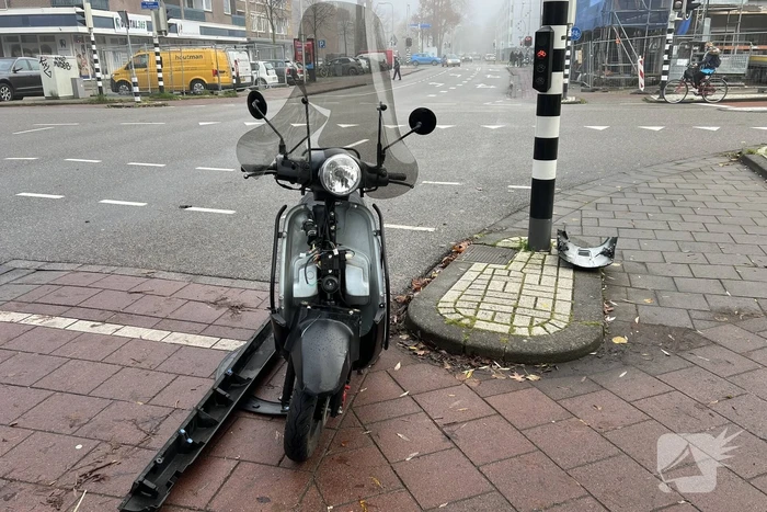Scooterbestuurder botst hard tegen zijkant auto