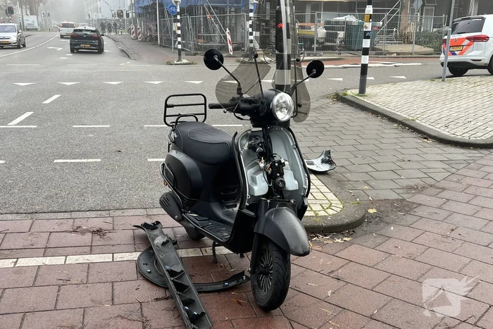 Scooterbestuurder botst hard tegen zijkant auto