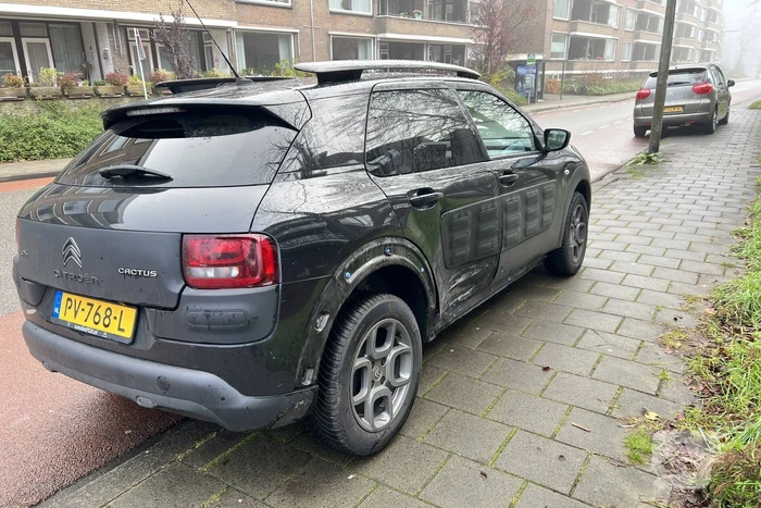 Scooterbestuurder botst hard tegen zijkant auto
