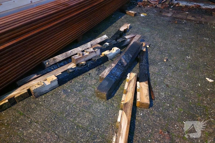 Stuk hout op kachel veroorzaakt brand in woning