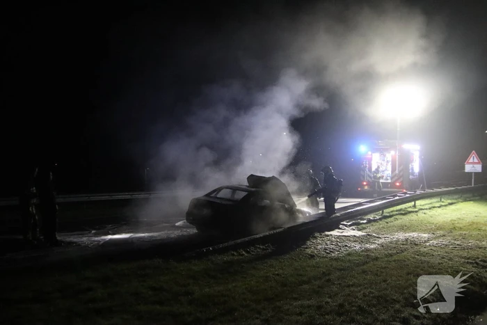 Auto vliegt tijdens het rijden in brand
