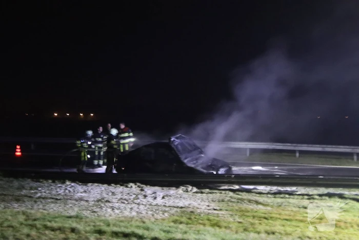 Auto vliegt tijdens het rijden in brand