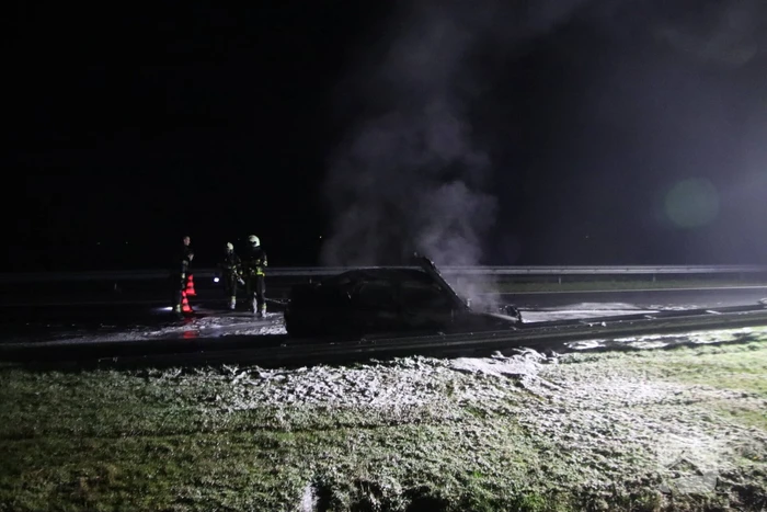 Auto vliegt tijdens het rijden in brand
