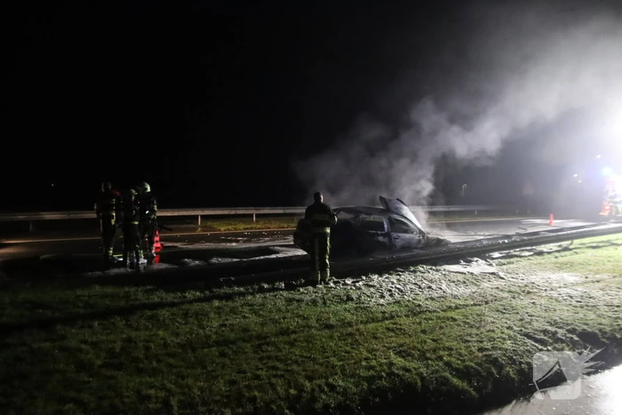 Auto vliegt tijdens het rijden in brand