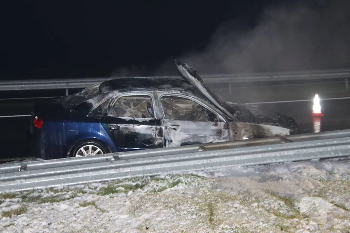 Auto vliegt tijdens het rijden in brand
