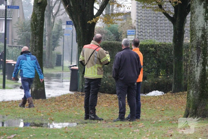 Straat onderwater door gesprongen waterleiding