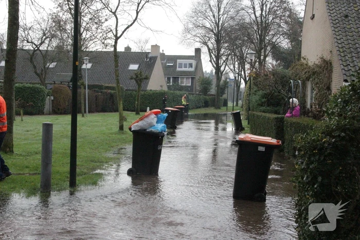 Straat onderwater door gesprongen waterleiding