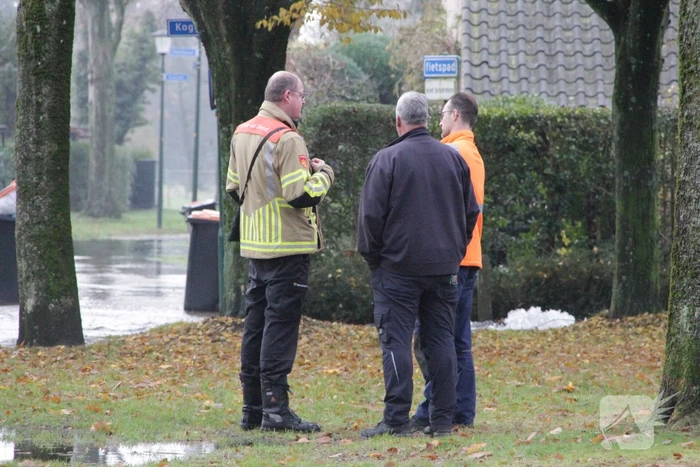 Straat onderwater door gesprongen waterleiding