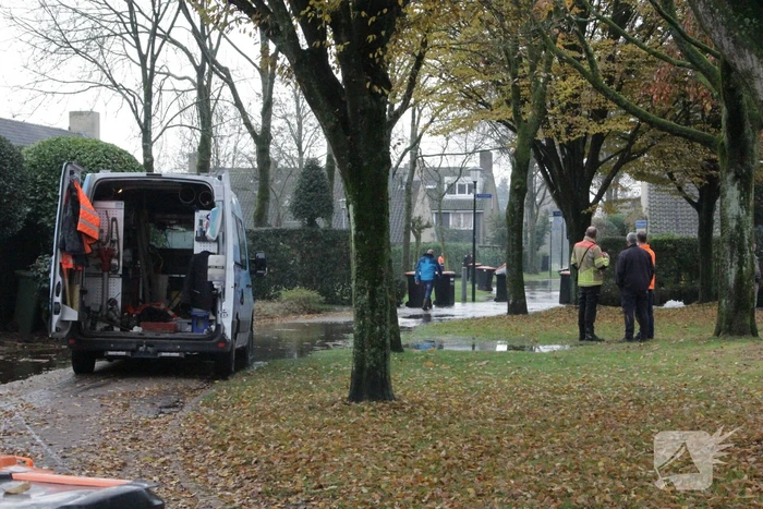Straat onderwater door gesprongen waterleiding