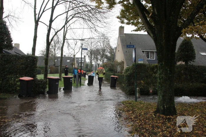 Straat onderwater door gesprongen waterleiding