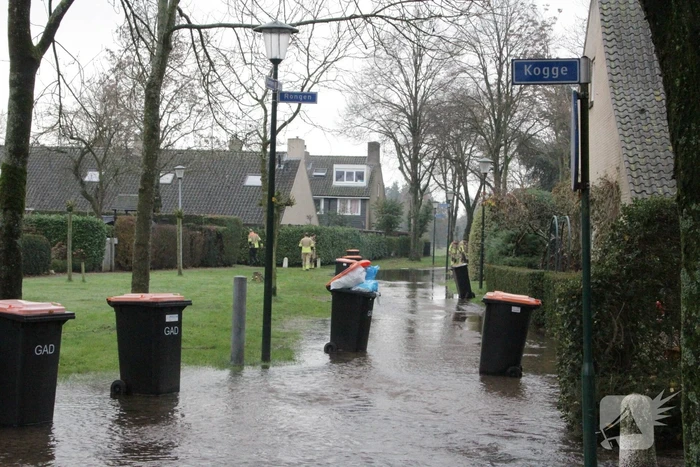 Straat onderwater door gesprongen waterleiding
