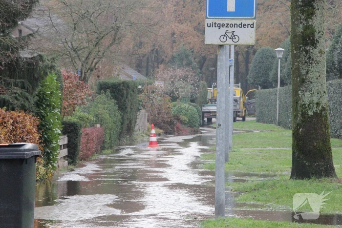 Straat onderwater door gesprongen waterleiding