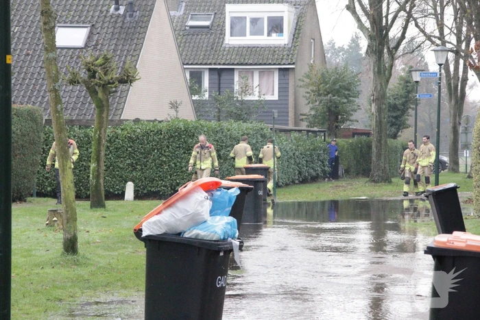 Straat onderwater door gesprongen waterleiding