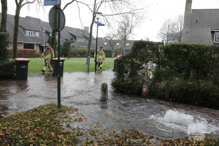 Straat onderwater door gesprongen waterleiding