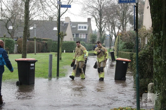 Straat onderwater door gesprongen waterleiding