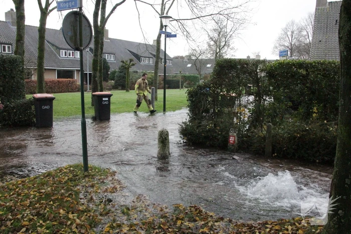 Straat onderwater door gesprongen waterleiding