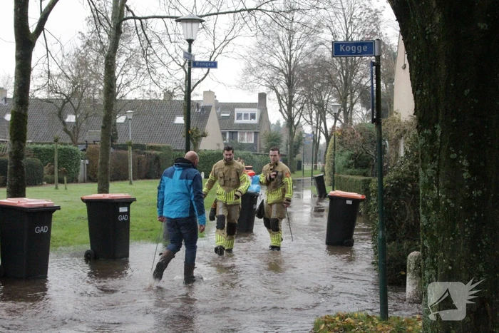 Straat onderwater door gesprongen waterleiding