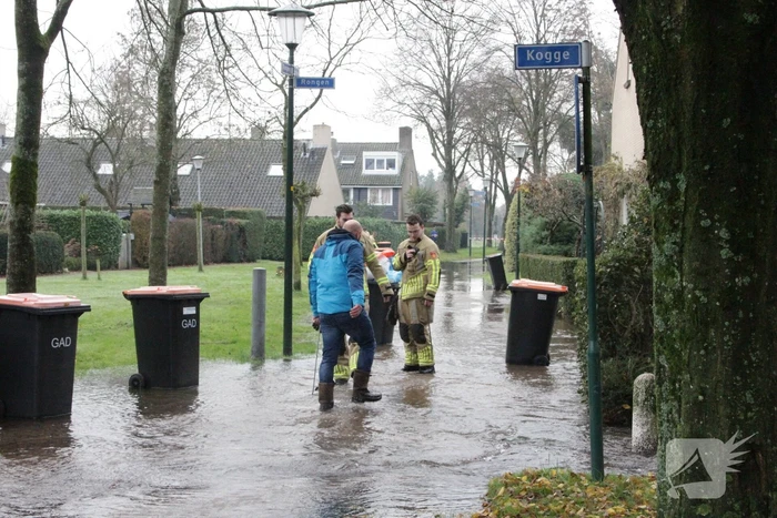 Straat onderwater door gesprongen waterleiding