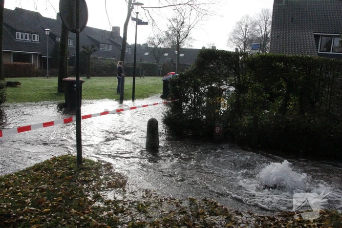 Straat onderwater door gesprongen waterleiding