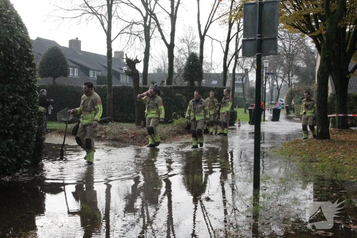 Straat onderwater door gesprongen waterleiding