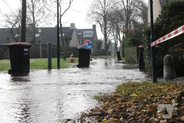 Straat onderwater door gesprongen waterleiding